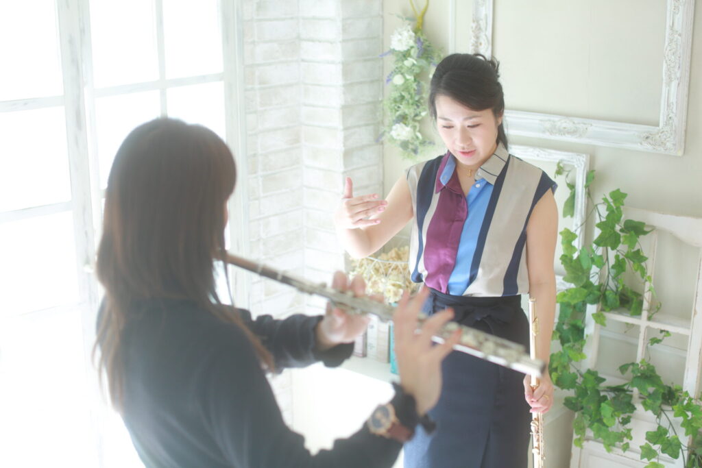 身体の全身を見ながら指導する由佳先生