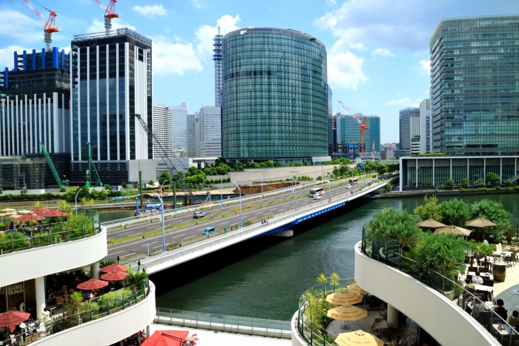 横浜駅前の街並み