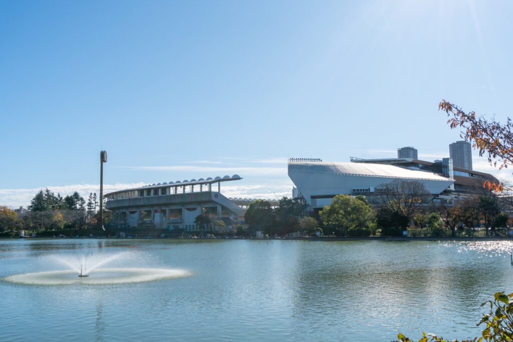 川崎市中原区・等々力陸上競技場と池の噴水